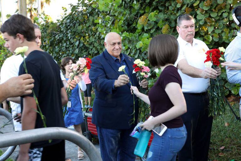 Policiais entregam flores a alunos que regressam ao colégio que foi palco da matança em Parkland.