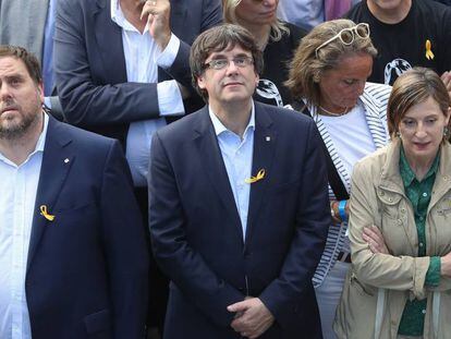 Carles Puigdemont, ao lado de Carme Forcadell e Oriol Junqueras, na manifestação de sábado, 21 de outubro, em Barcelona.