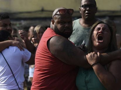 Luciana dos Santos, mulher de Evaldo, chora na zona oeste no Rio.