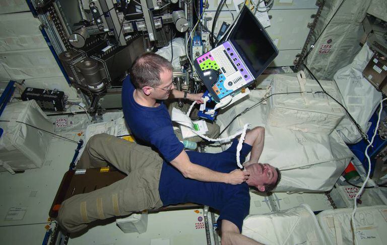O astronauta da NASA Tom Marshburn faz uma exploração do pescoço do canadense Chris Hadfield na ISS.