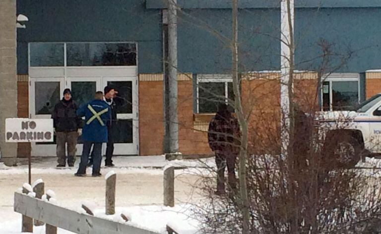 Autoridades protegem a escola de La Loche, no Canadá.