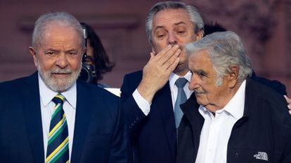 Alberto Fernández (centro) com Lula (à esq) e José Mujica nesta sexta-feira em Buenos Aires.
