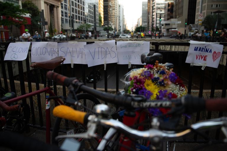 Manifestação de ciclistas homenageia Marina Harkot, atropelada e morta por José Maria da Costa Júnior, que fugiu sem prestar socorro.