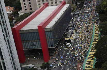 Protesto convocado pelo MBL e o Vem pra Rua na avenida Paulista, em São Paulo, neste domingo, 26 de março.