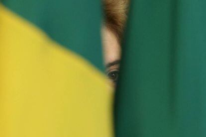 Dilma entre duas bandeiras no dia 13 de abril, no Palácio do Planalto.