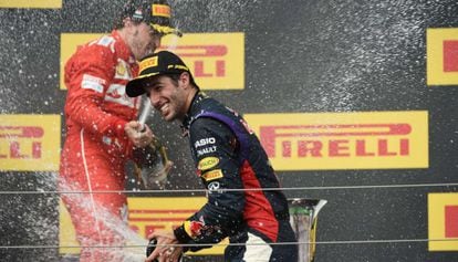 Ricciardo festeja sua vitória na Hungria, com Alonso ao fundo.