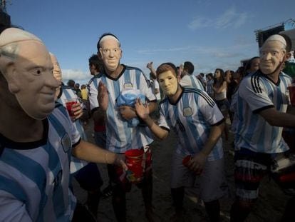 Torcedores argentinos com a máscara do Papa Francisco e de Messi.