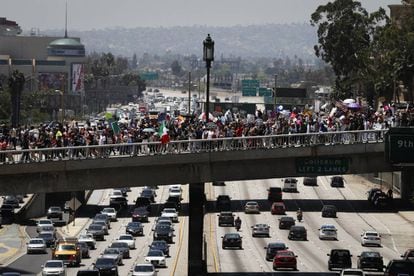 A manifestação de Los Angeles, sobre a rodovia 110.