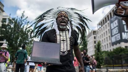 Manifestante perto da Casa Branca numa passeata contra a brutalidade policial, em 4 de julho, Dia da Independência dos EUA.