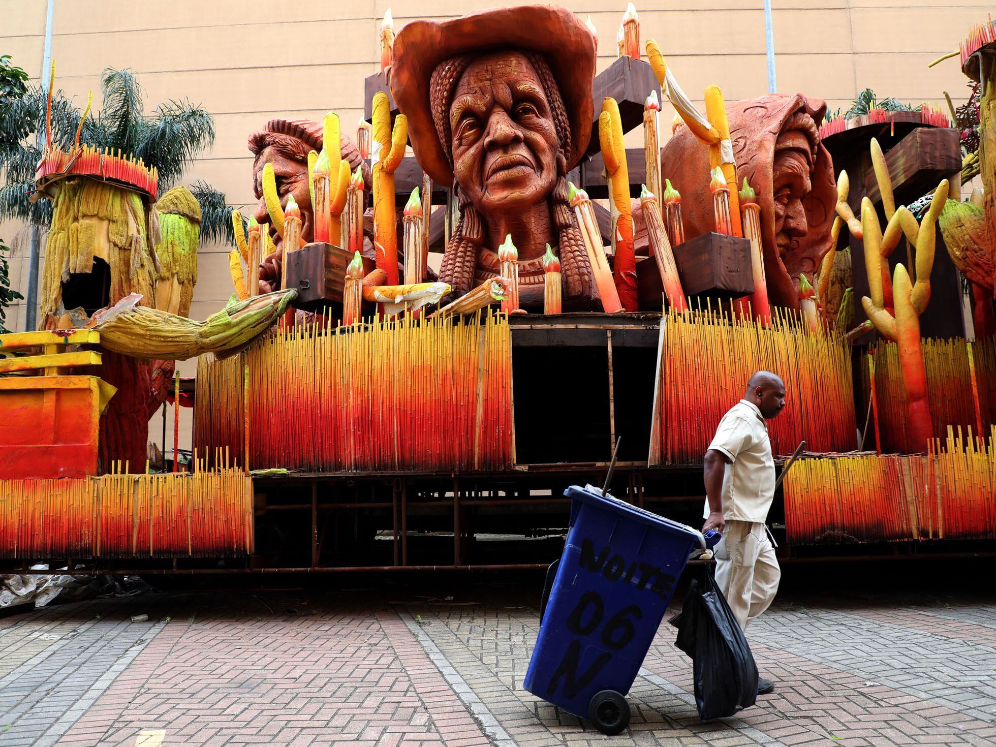 Artigo, Após restrições, carnaval se reinventa e resiste