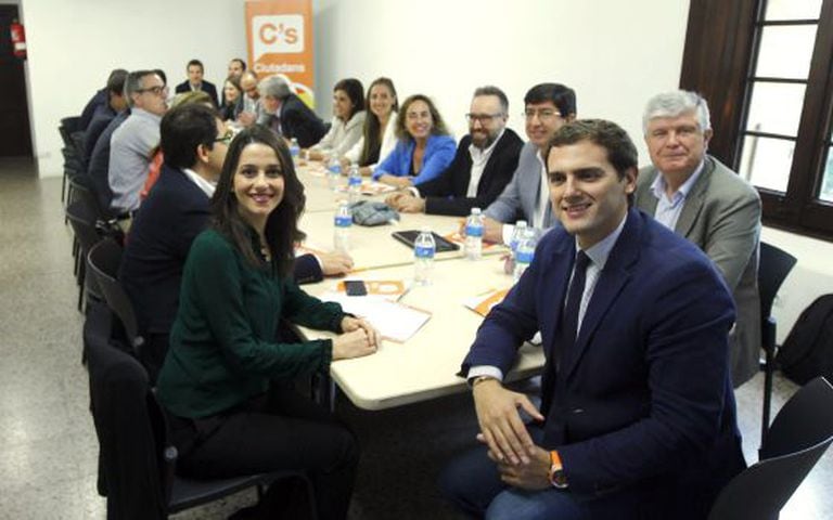 O presidente do Ciudadanos, Albert Rivera, à frente, em reunião executiva do partido no bairro de Nou Barris, em Barcelona.