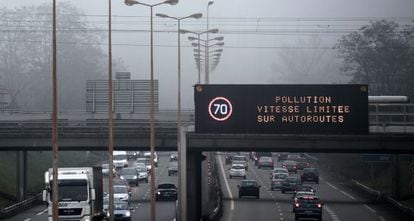 Um painel recomenda redução da velocidade para se poluir menos em Paris.