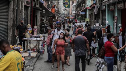 Pessoas caminham pelo Saara, região de comércio popular no centro do Rio, capital do segundo Estado mais afetado pela pandemia no Brasil.