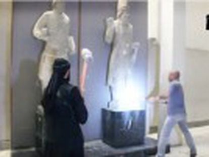 Na gravação, vários milicianos dão golpes de marreta em esculturas de um museu na cidade iraquiana de Mosul