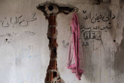 Imigrantes são obrigados a deixar pra trás mais que seus objetos pessoais. Na imagem, uma jaqueta de criança encontrada em uma casa de refugiados abandonada na Turquia.