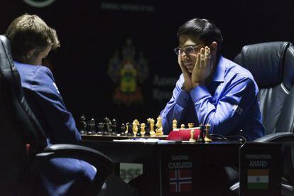 Anand e Carlsen durante uma de suas partidas no Mundial.