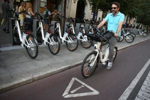 Usuário do BiciMad, o serviço de bicicletas públicas de Madri.