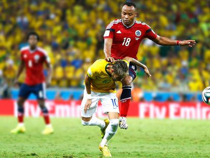 Neymar é atingido por Zúñiga no Brasil x Colômbia da Copa 2014.