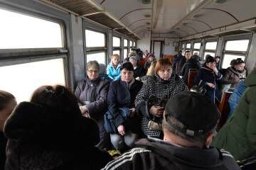 Viajando em um ônibus em Avdiivka na quinta-feira.