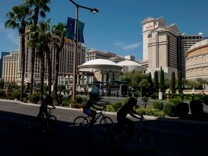 Ciclistas na Strip de Las Vegas, excepcionalmente vazia por causa das ordens de quarentena.