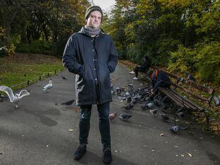 Mark O’Connell fotografado no parque St. Stephen’s, em Dublin.