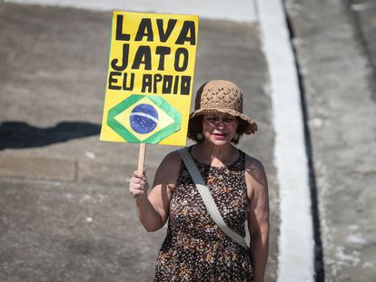 Manifestante solitária segura cartaz de apoio à Lava Jato, no final de 2020, em São Paulo.