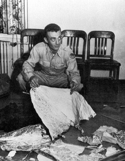 O comandante Jesse Marcel, oficial de inteligência na base aérea do Exército em Roswell, segura os restos de um "disco voador" encontrado em uma fazenda de criação de ovelhas a 120 quilômetros de Roswell, Novo México. Marcel afirmava que o material parecia "não ser desta Terra". Foi em julho de 1947.