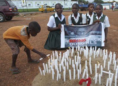 Estudiantes liberianas acendem vai-as para apoiar às jovens nigerianas sequestradas.