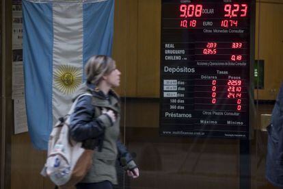 Uma casa de câmbio no centro de Buenos Aires exibe a cotação oficial do dólar.