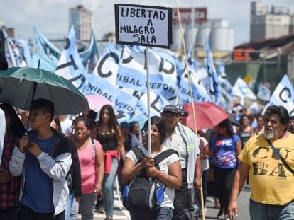 Militantes da Tupac Amaru e ouros grupos sociais e políticos bloqueiam a Puente Pueyrredón para exigir a liberdade de Milagro Sala.