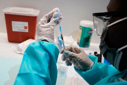Profissional de saúde prepara dose de vacina contra a covid-19 em Nova York nesta quarta-feira.