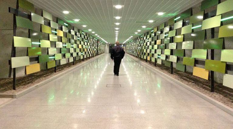 Homem caminha por uma área da cidade subterrânea de Helsinque em novembro de 2017.