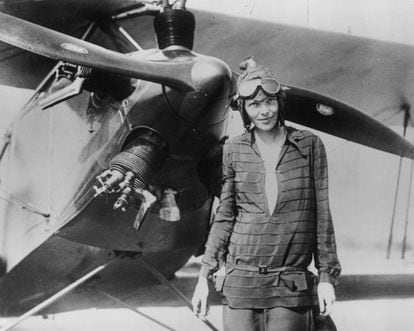 “Assim que decolamos soube que voar era o que faria o resto da minha vida.” Amelia Earhart (1897-1937) sabia que a aviação era seu destino quando, aos 22 anos, embarcou em um biplano (avião de dois lugares) durante um espetáculo aéreo em Long Beach. Em 1922, apesar de sua instrutora Neta Snook não dar um tostão por ela, Amelia conseguiu seu primeiro recorde de altitude, voando a 4.267 metros. A piloto fez história ao ser a primeira mulher a iniciar uma viagem aérea ao redor do mundo seguindo a linha equatorial. A aventura, que começou em junho de 1937, terminou com o trágico desaparecimento de Earhart no Oceano Pacífico, em 2 de julho de 1937.