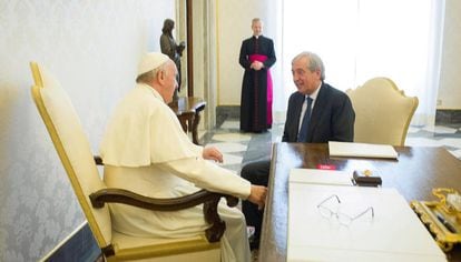O papa Francisco conversa em abril de 2016 com Liberto Milone, então auditor gerall do Vaticano.