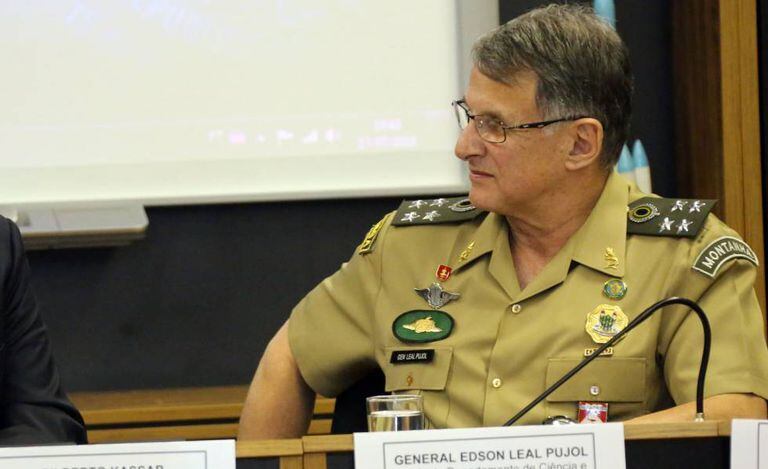 O general Edson Leal Pujol em julho.