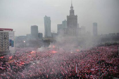 Milhares de ultras marcham neste domingo em Varsóvia durante o dia da independência da Polônia.