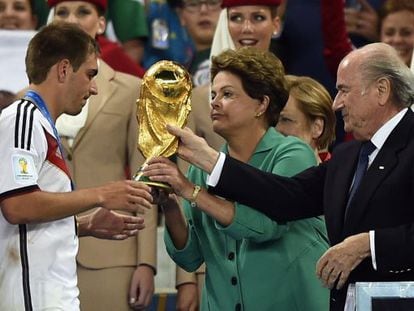 Dilma Rousseff entrega a Copa ao capit&atilde;o alem&atilde;o Philip Lahm.