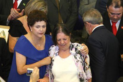 Inês Etienne, entre Rousseff e Lula durante a entrega do prêmio dos Direitos Humanos de 2009.