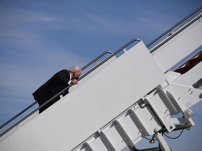 O presidente dos EUA, Joe Biden, tropeça ao subir as escadas do Air Force One, nesta sexta-feira em Maryland.