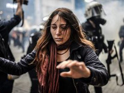 Manifestante em Istambul escapa dos gases lacrimogêneos.