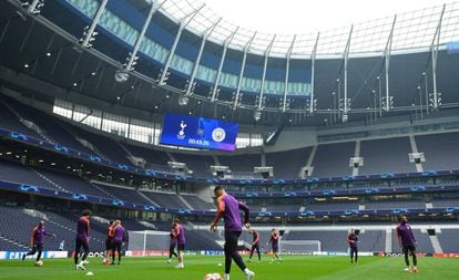 Manchester City treina no novo estádio do Tottenham.