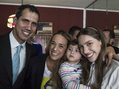 Juan Guaidó acompanhado de sua esposa, Fabiana Rosales, com sua filha e Lilian Tintori.