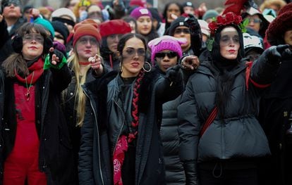 Compnentes do Las Tesis cantam o hino 'Un violador en tu camino' durante a Marcha das Mulheres em Washington, EUA, em janeiro de 2020.