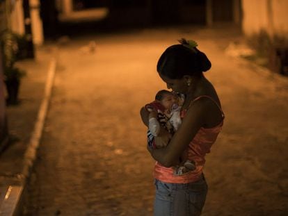 Mulher segura seu filho com Microcefalia, em Recife.
