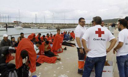 Membros da Cruz Vermelha prestam atendimento no porto de Barbate (Cádiz) a 45 pessoas resgatadas no mar na semana passada.