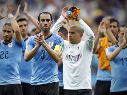 Jogadores uruguaios se despedem da Copa após derrota para a França.