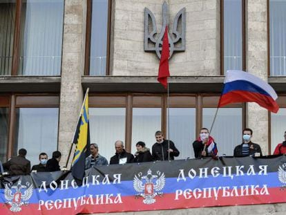 Ativistas pró-Rússia no prédio governamental em Donetsk.