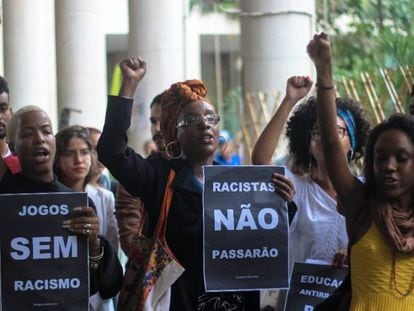 Manifestação na PUC-Rio contra o racismo nos jogos jurídicos. 