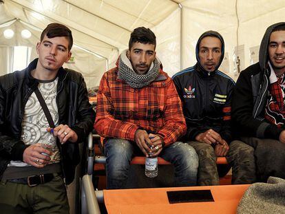 Um grupo de marroquinos, no acampamento de Idomeni.