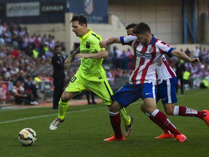Messi conduz a bola entre a defesa do Atlético, durante o partido do domingo no Calderón.
